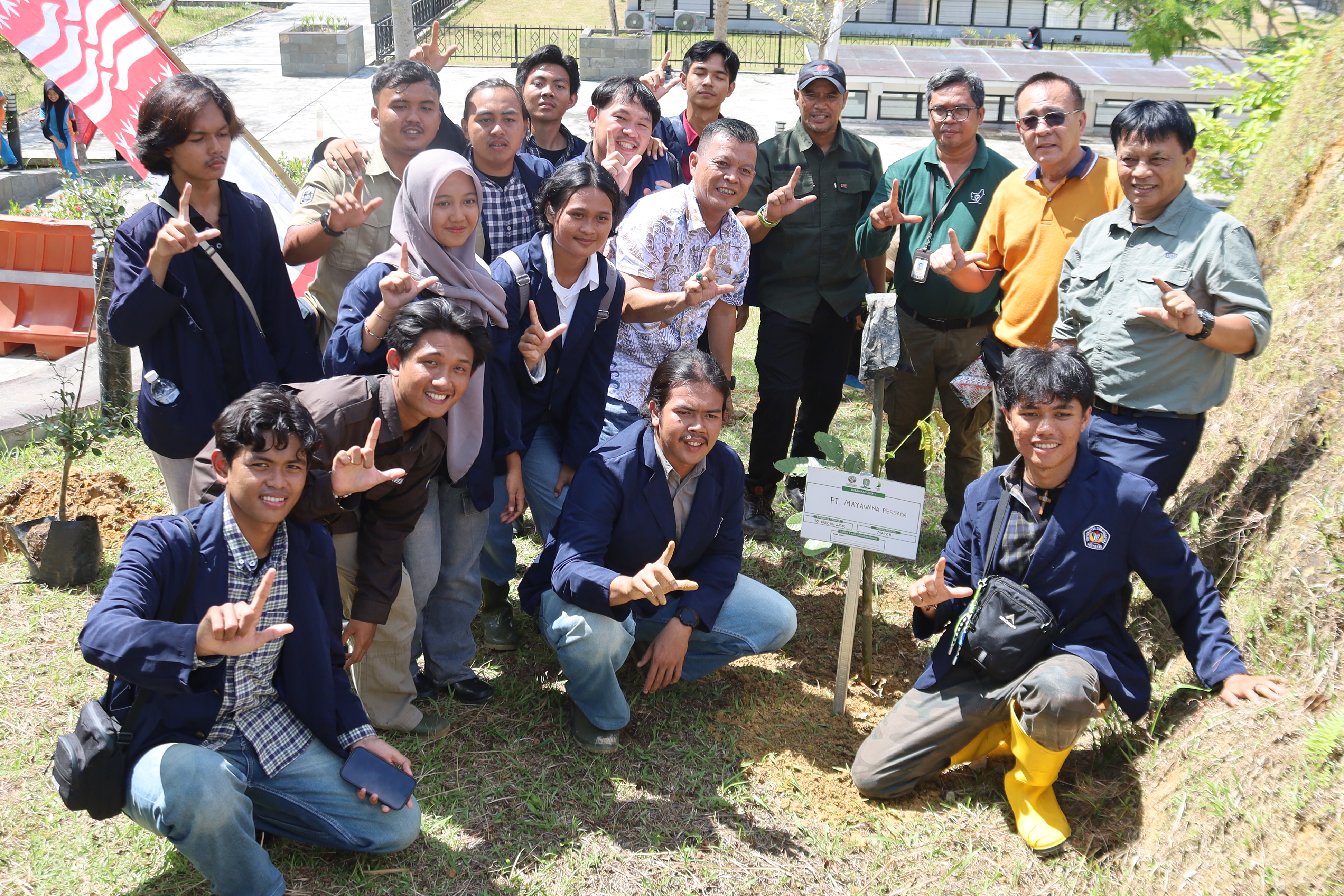 Dukung Kegiatan Penanaman Pohon, Mayawana Persada Bantu 1.000 Bibit Eucalyptus 