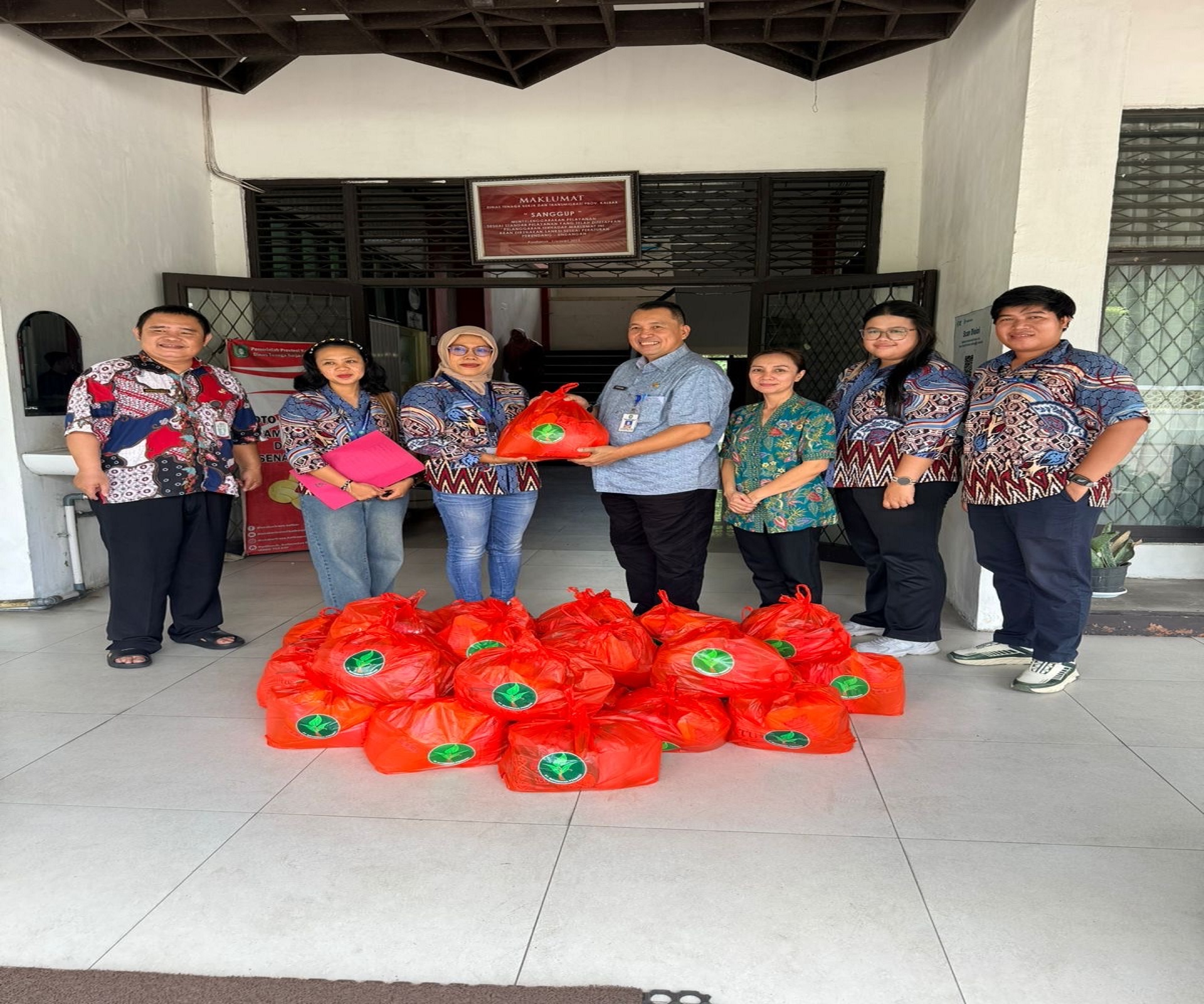 Partisipasi Hari Buruh, PT Mayawana Serahkan Bantuan Paket Sembako ke Disnaker Kalbar